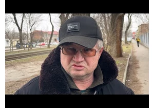 This ordinary Russian uncle is very unhappy that Putin's opposition is being oppressed
