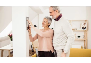 How to Convince Your Aging Parents to Use Home Security Devices     - CNET