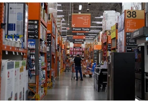 US retail giants raise prices due to tariffs