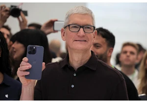 Trump threatens 25 percent tariff on iPhones manufactured overseas