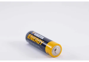 This neat trick instantly reveals if a battery is charged or dead