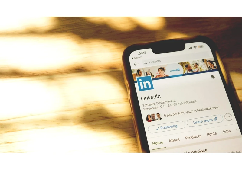 I used LinkedIn as my only social media for 3 weeks. Here’s what happened