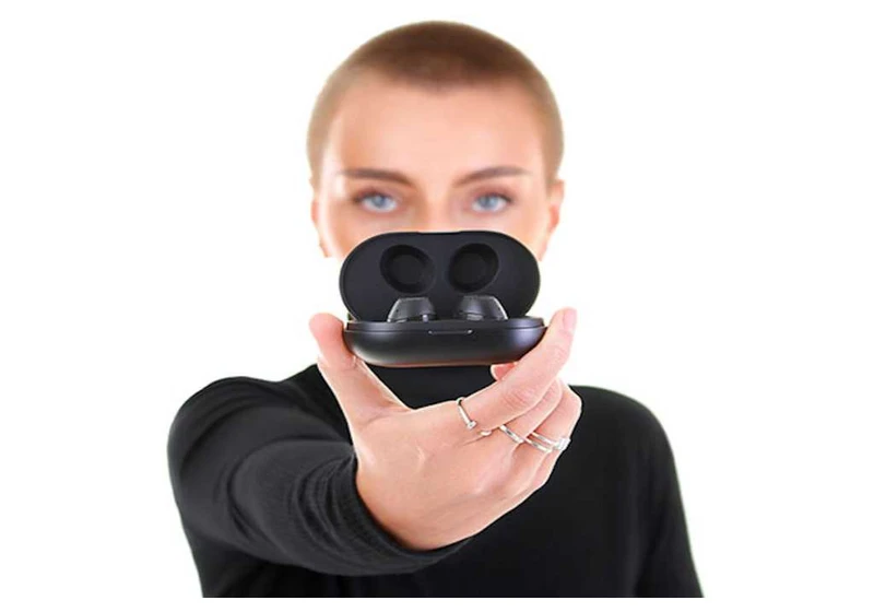 These Bluetooth translation earbuds are a great gift for traveling mothers