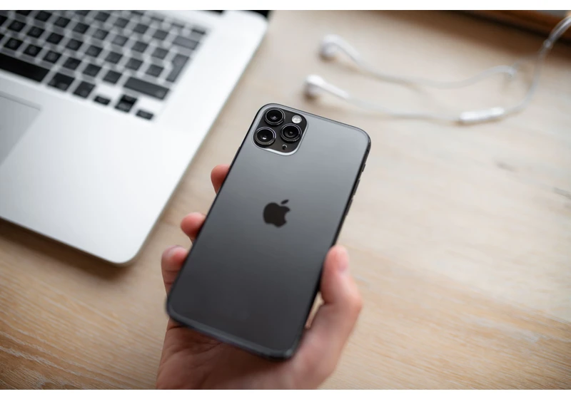  Manufacturing iPhones in the U.S. could elevate the price to $3,500 