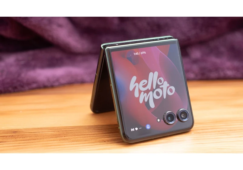 The next Motorola Razr foldable might be able to close on its own with a motorized hinge