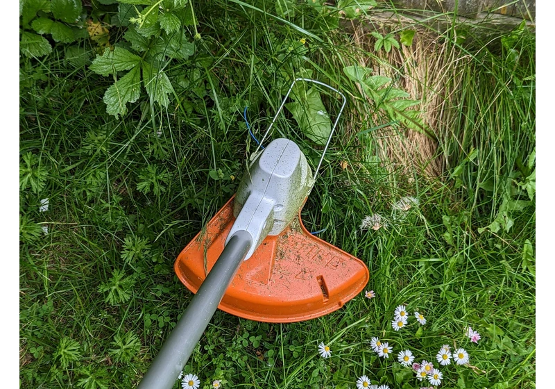 How to clean a grass trimmer
