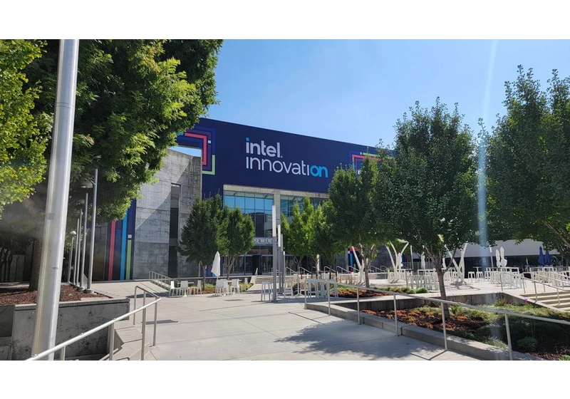 Intel Flashes World’s First UCIe-Connected Chiplet-Based CPU