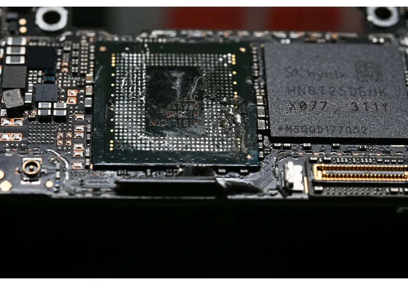 SK hynix Investigates Sanctions-Breaking 'Ghost RAM' In Huawei Phone