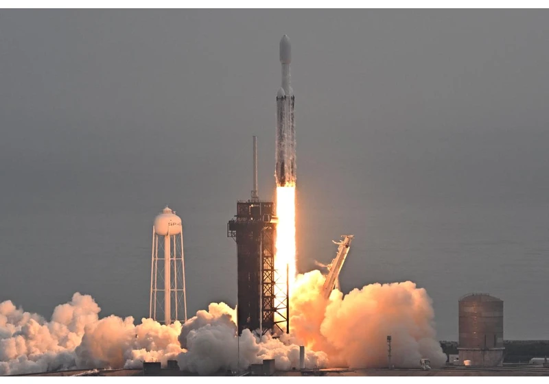 SpaceX dominated private spaceflight in 2023, but its competitors (mostly) aren't quitting