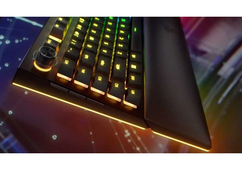 Razer brings back big boards with BlackWidow V4 Pro