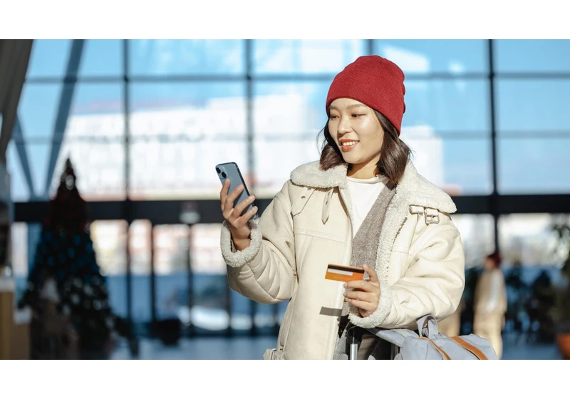 Traveling Abroad This Summer? Here Are the Best Tips to Avoid Roaming Phone Charges