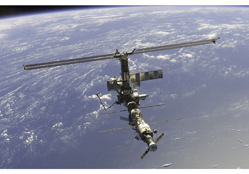 Get the location of the ISS using DNS