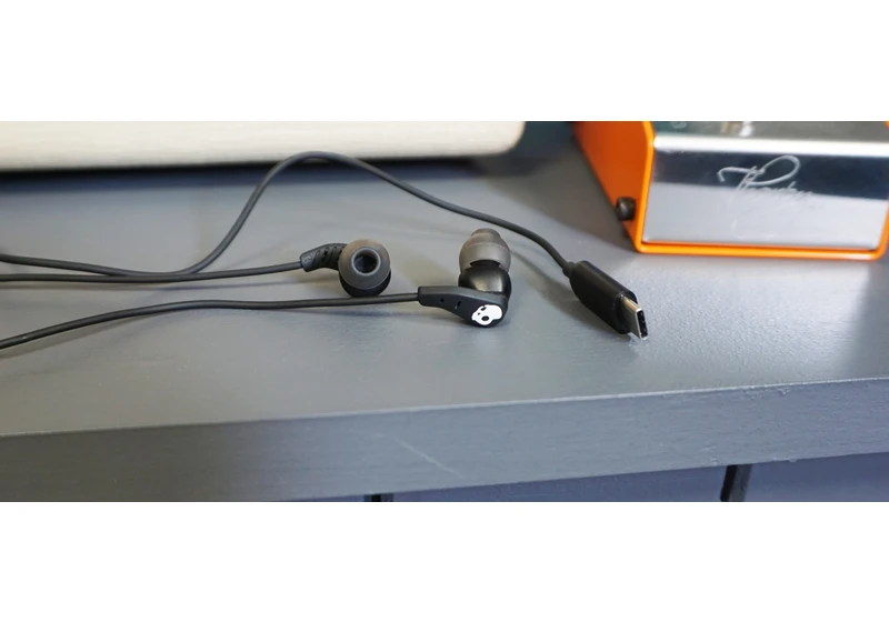  One more reason to stick with wired earbuds? Kamala Harris warns ‘I’m just telling you that’s a little bit more secure’ than wireless earbuds after her experience in intelligence briefings 