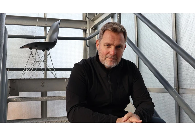  Viral philanthropist Simon Squibb has downloaded all his knowledge into an AI chatbot that you can run on your phone, for free! 