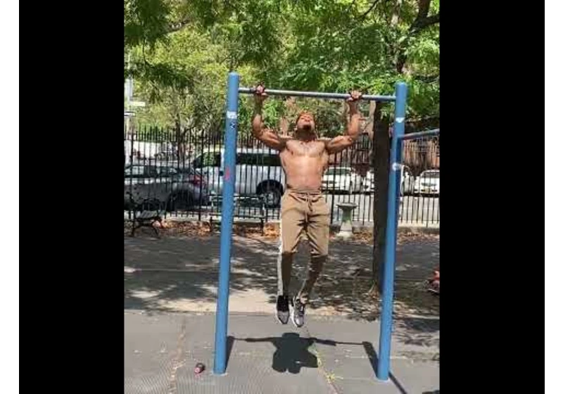 Doing Pull Ups Everyday Will Help Build Strength, Endurance And A Healthy Body💪🏾👍🏾🙏🏾#shorts