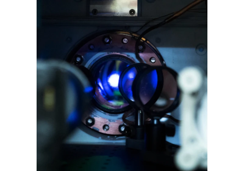 Triumf relativity: Fyzici změřili dilataci času na vzdálenosti 1 milimetru