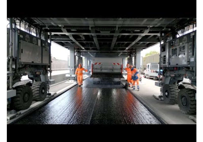 Road resurfacing during the daytime without stopping traffic [video]