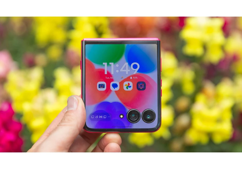 Motorola Razr Ultra Is a Retro Icon Reborn With a Design for the Future