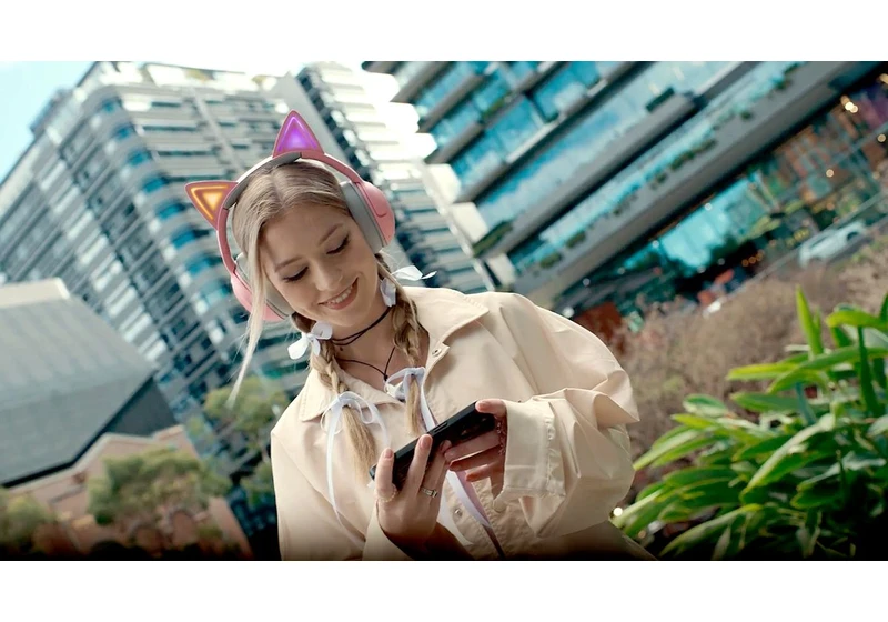 You need these Razer Kraken Kitty headsets and accessories right meow