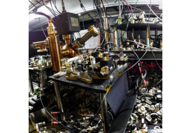 Fyzici poprvé kvantově provázali optické atomové hodiny