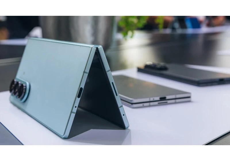 Galaxy Z Fold 7 vs. Z Fold 6: Slimmer Body, Bigger Screens and Slightly Higher Price