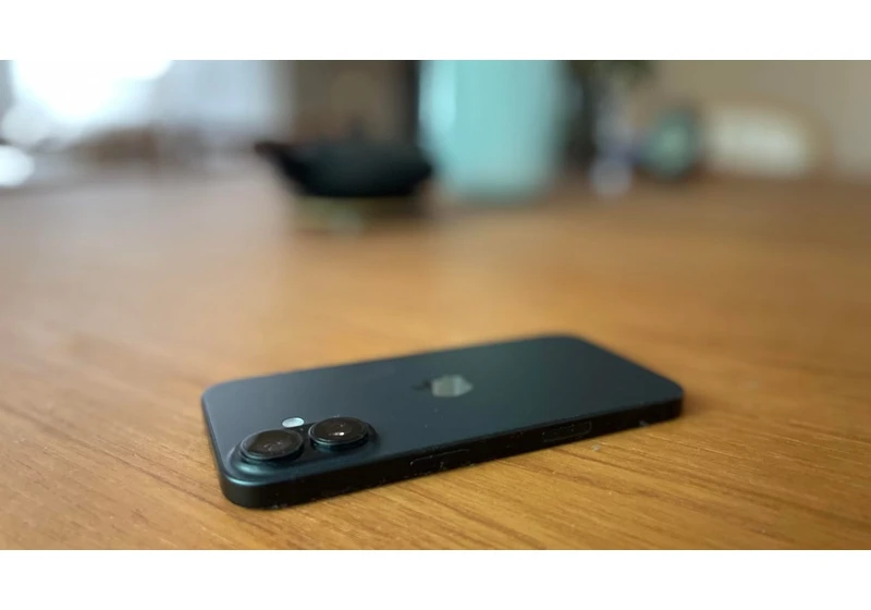 3 Reasons Why I Always Keep My Phone Facedown on the Table