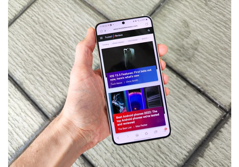 The Galaxy S22 is now a budget phone with this deal
