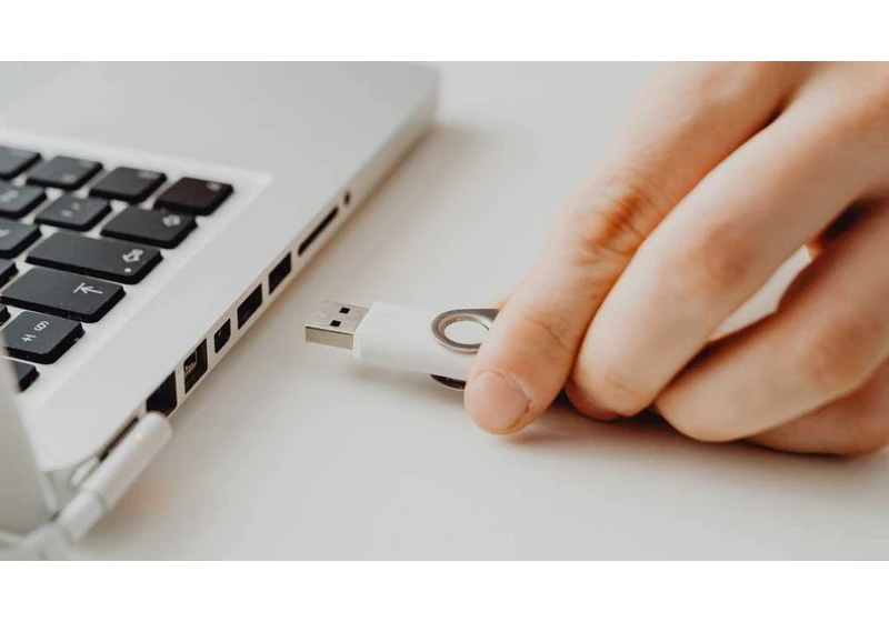 Journalists targeted by USB drives that explode in PCs