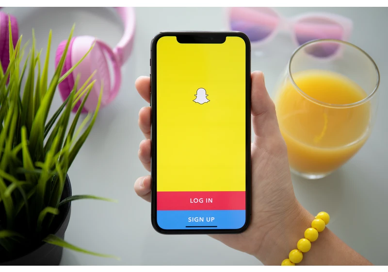 Snapchat Launches My AI: A New Social Media Chatbot via @sejournal, @kristileilani