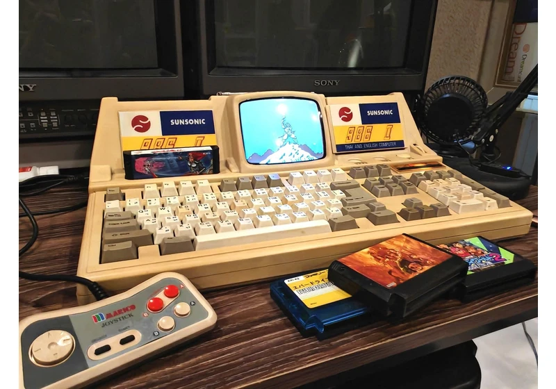 Sunsonic 986-II – A Thai Famicom clone with keyboard and mini CRT built-in