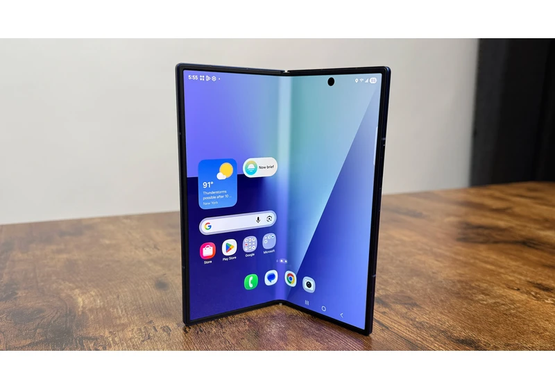  A YouTuber is folding and unfolding the Galaxy Z Fold 7 200,000 times in an extreme durability test livestream 