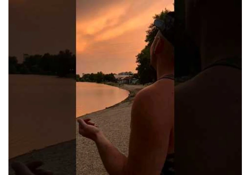 Západ slnka nad jazerom