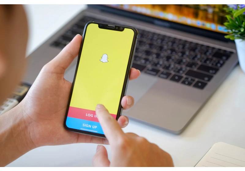 Screen Sharing Comes To Snapchat For Web via @sejournal, @kristileilani