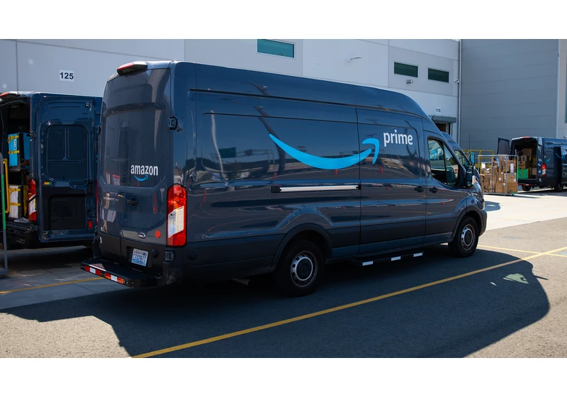  Amazon raises free shipping minimum in boost for ecommerce firms 