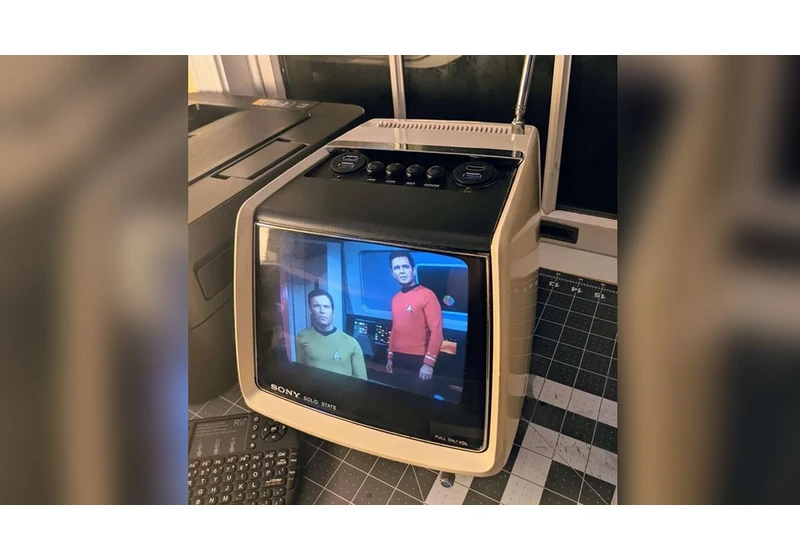 Raspberry Pi Revitalizes Broken Vintage TV With OSMC