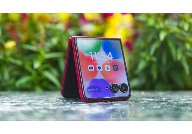I Tested the Motorola Razr Ultra. It's Good, but Flipping Expensive
