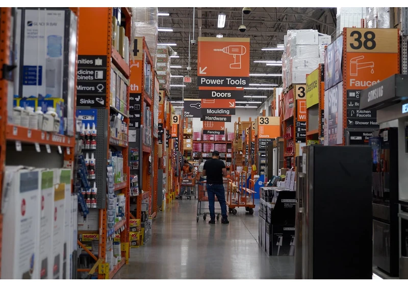 US retail giants raise prices due to tariffs