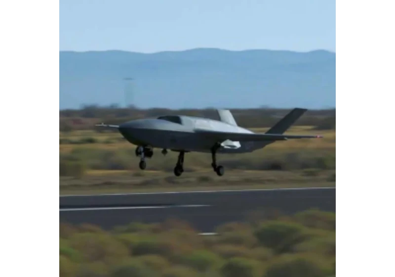 Prototyp zásadního stíhacího dronu General Atomics EYFQ-42A poprvé vzlétl