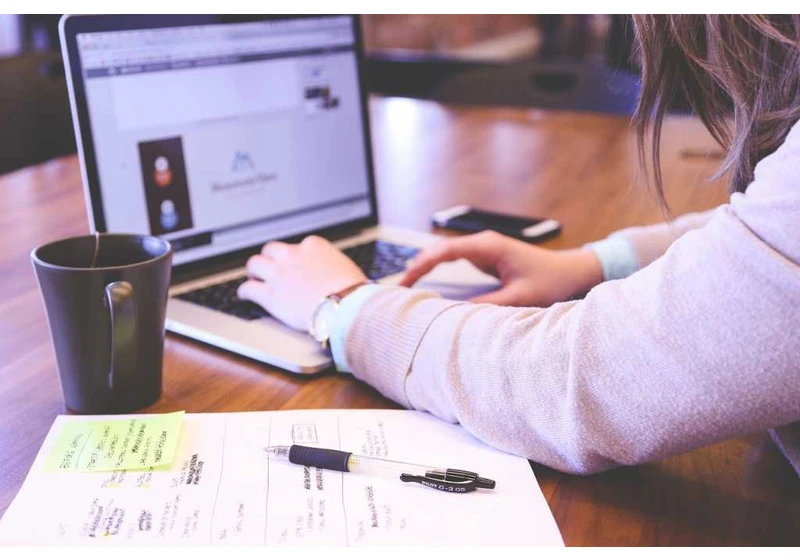 How to stop Microsoft Word from turning URLs into hyperlinks