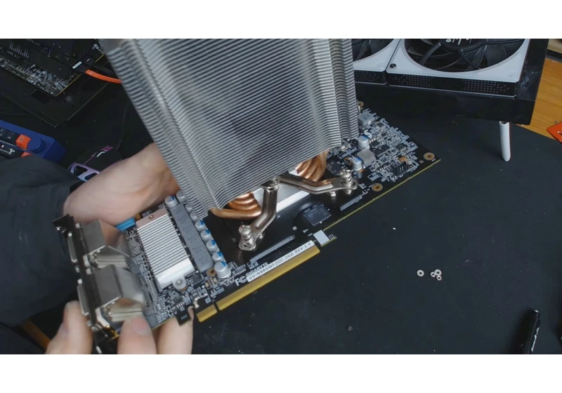  Crazed modder straps CPU cooler to Nvidia GTX 960 with a 3D-printed bracket, breaks 3DMark benchmark record 