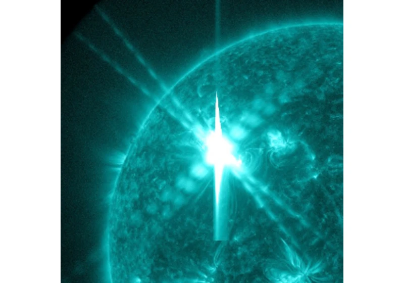 Zasahují Slunce planetky z temné hmoty a vyvolávají erupce?