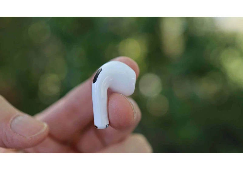 Apple's banking on camera-equipped AirPods to trounce Meta smart glasses,but I'm not sure it's enough