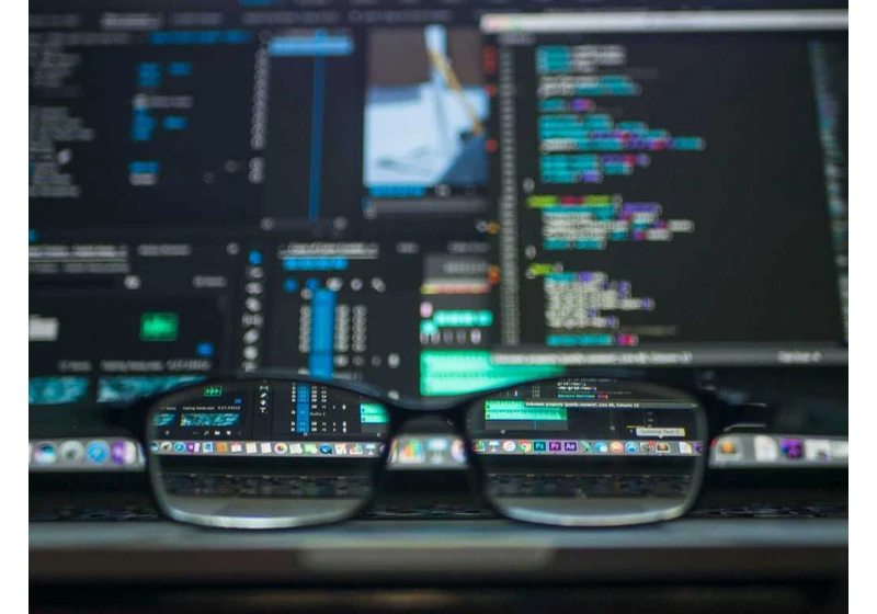 5 signs a hacker is watching through your PC’s webcam