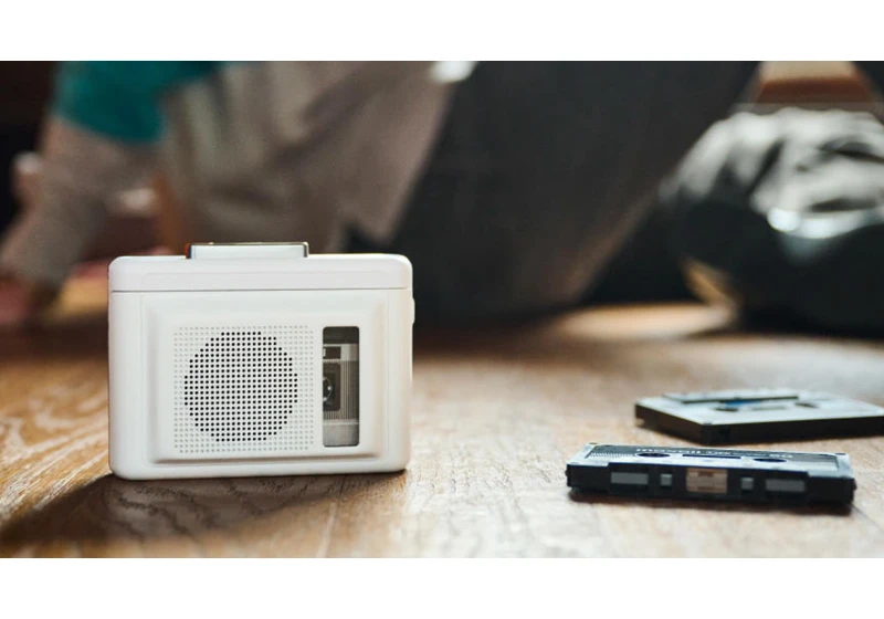  Maxell adds a little speaker to its Walkman-esque tape player, and this is one launch I hope stays in Japan 