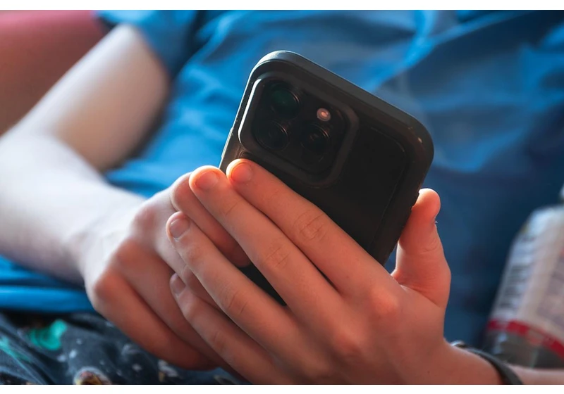 Flickering lights could help fight misinformation