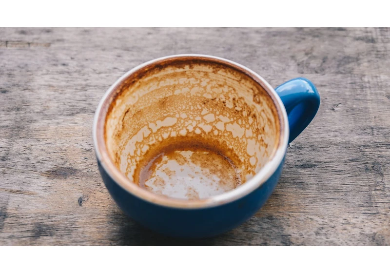 How to Remove Coffee Stains From Mugs and Why They Happen in the First Place