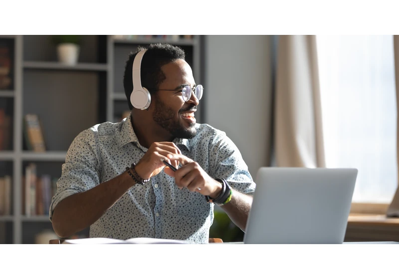 Top 17 SEO Podcasts For 2022 via @sejournal, @martinibuster