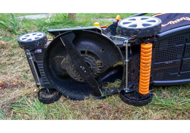 How to remove a mower blade