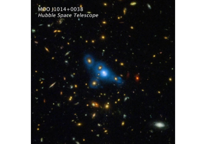 Přízračná záře mezi kupami galaxií pochází z dávného vesmíru