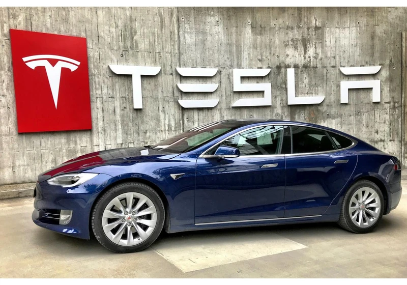Tesla recalls 200,000 vehicles because of a faulty backup camera